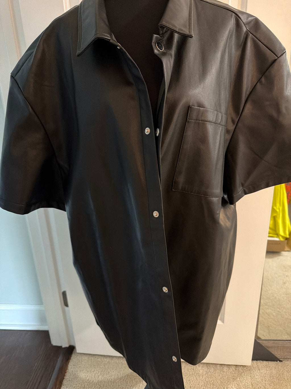No brand name, size 3X, men’s faux leather snap jacket, $10.00